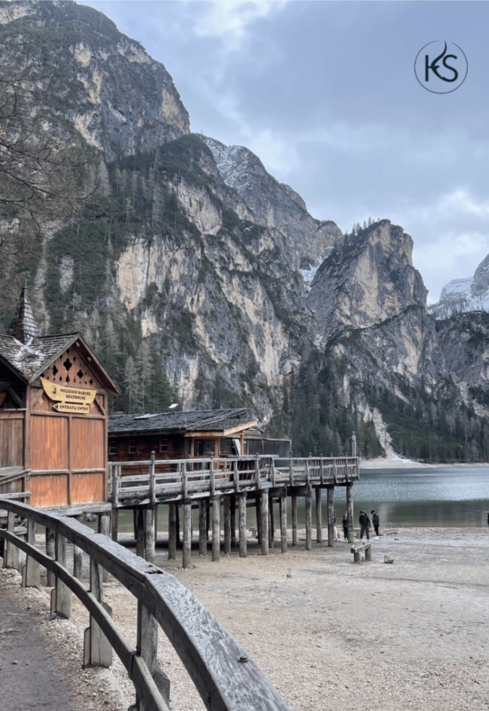 Medinis namelis prie ežero Dolomituose